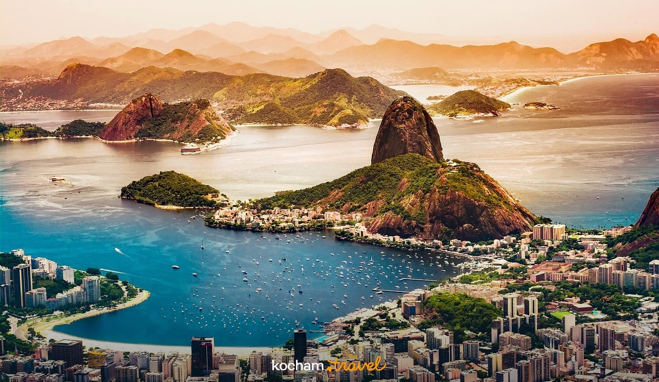 Panoramiczny widok na Rio de Janeiro, miasto, zatokę, góry o zachodzie słońca.