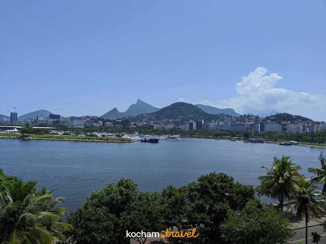 Rio de Janeiro zatoka, miasto, góry, Chrystus Odkupiciel, marina, słoneczny dzień