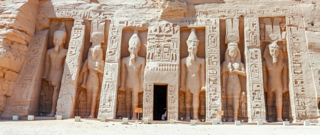 Starożytna świątynia Abu Simbel, Egipt, monumentalne posągi i hieroglify.