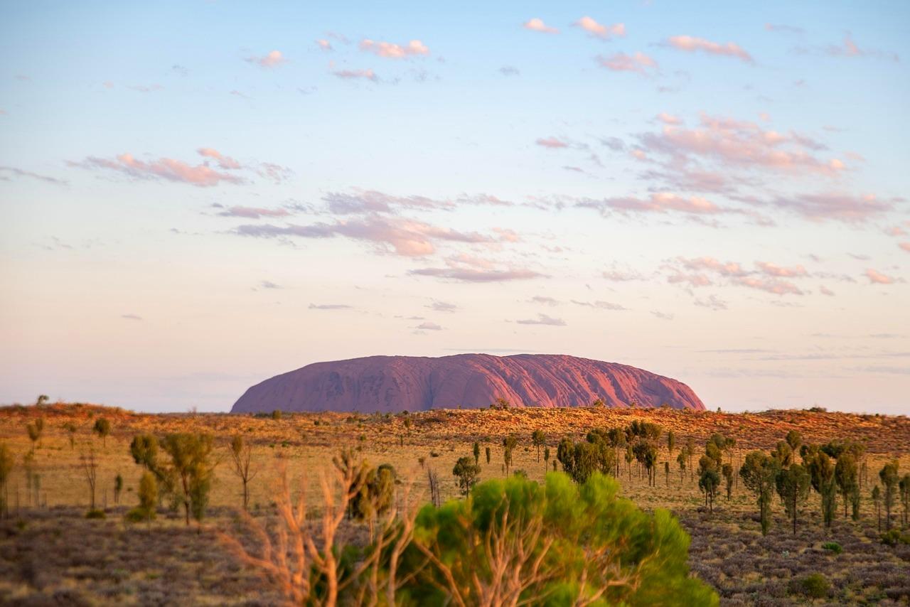 Uluru Ayers Rock Australia zachód słońca czerwona skała pustynny krajobraz.