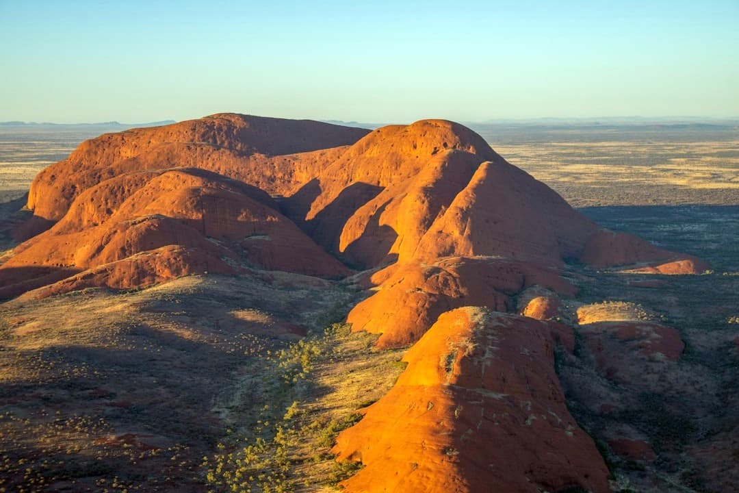 Czerwone formacje skalne Kata Tjuta (The Olgas) na australijskiej pustyni, zachód słońca.