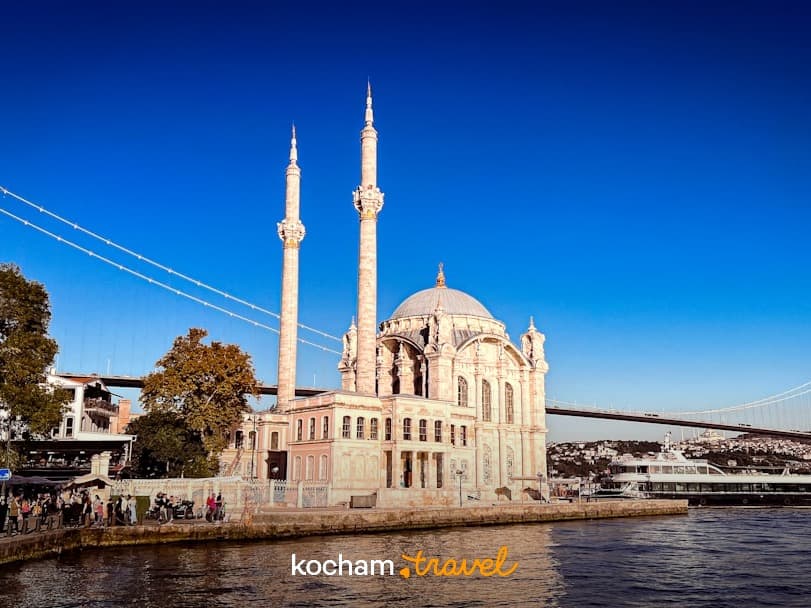Meczet Ortaköy, Most Bosforski i Bosfor w słonecznym Stambule.