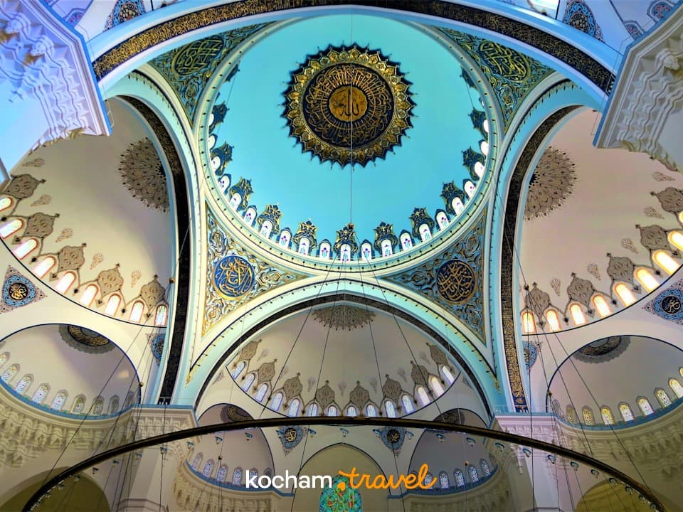 Wielka ozdobna kopuła meczetu z islamską kaligrafią.