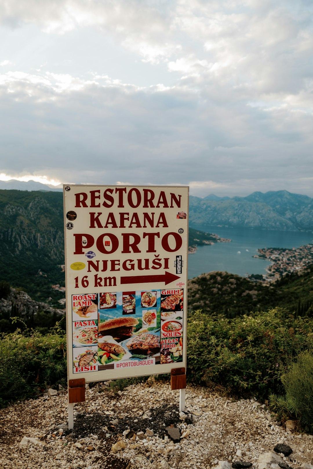 Tablica informacyjna o restauracji w górach Montenegro.