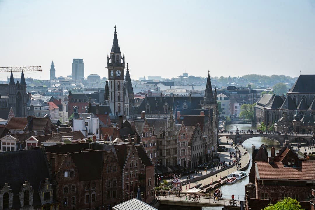 Panoramiczny widok na Gandawę z kanałami i zabytkową architekturą.