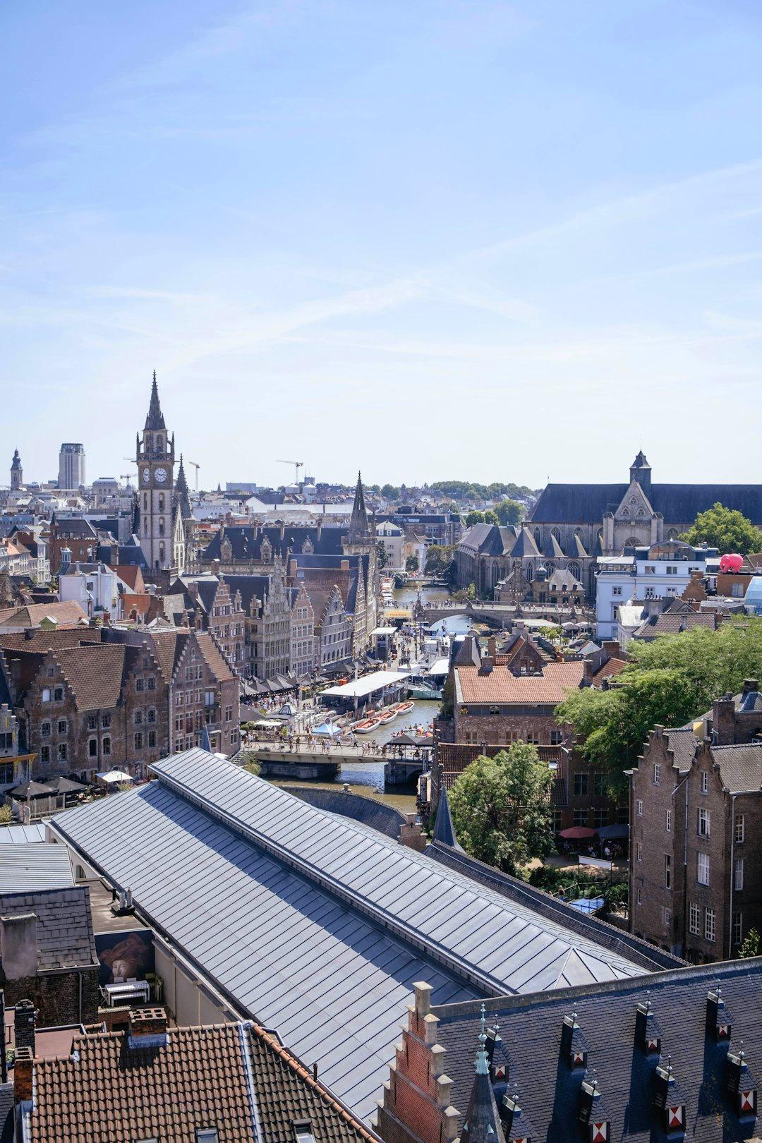 Panoramiczny widok Gandawy, historyczne miasto, kanały, zabytkowa architektura, słońce.
