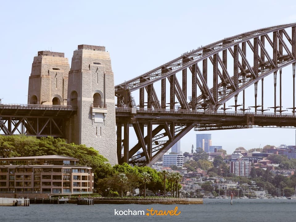 Słynny most Sydney Harbour Bridge, pylon, widok na port w dzień.