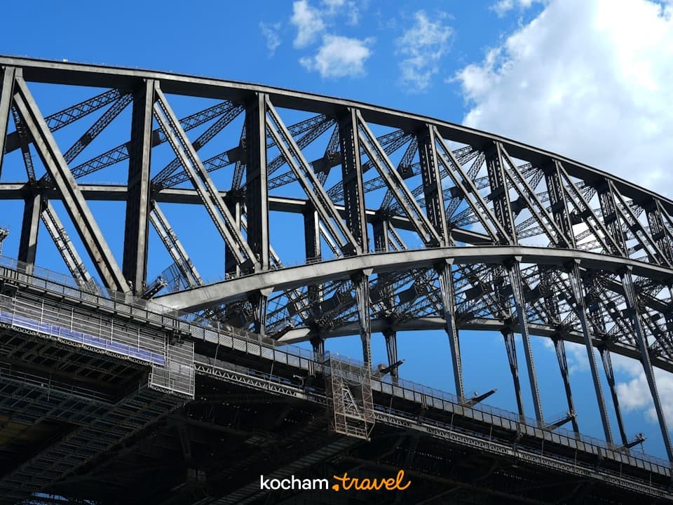 Szczegółowy widok stalowej konstrukcji mostu Sydney Harbour i nieba.