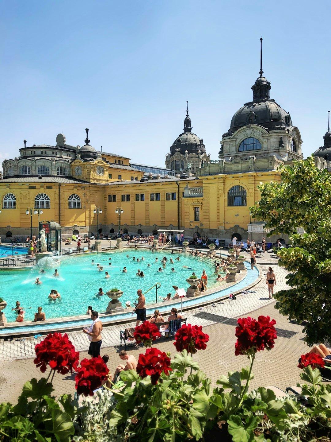 Kąpielisko termalne Szechenyi w Budapeszcie, turyści relaksujący się w basenie.