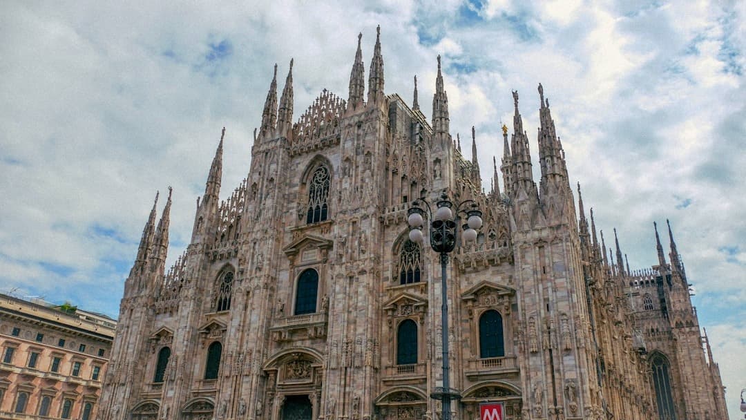 Złożona gotycka fasada katedry Duomo di Milano, Mediolan, Włochy.
