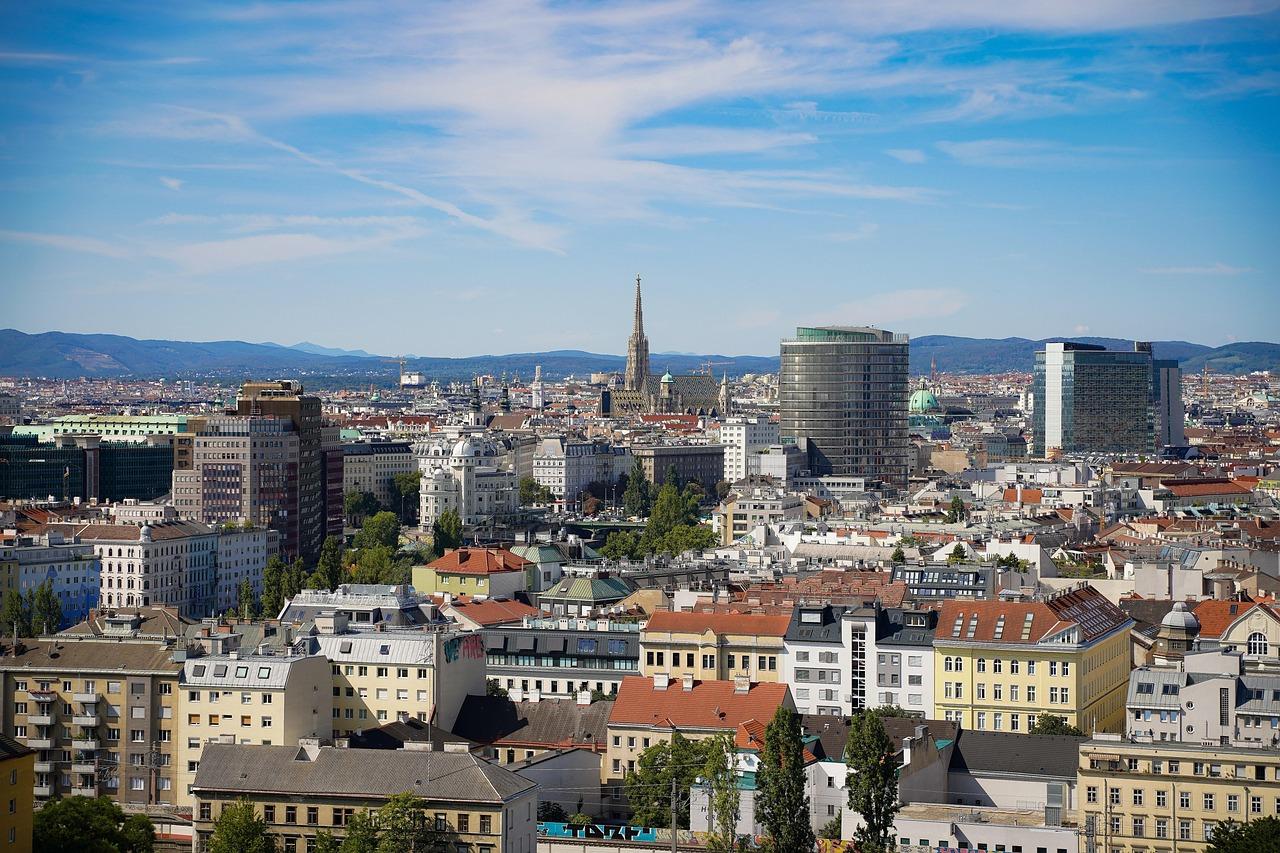 Panoramiczny widok miasta Wiedeń z katedrą św. Szczepana i górami.
