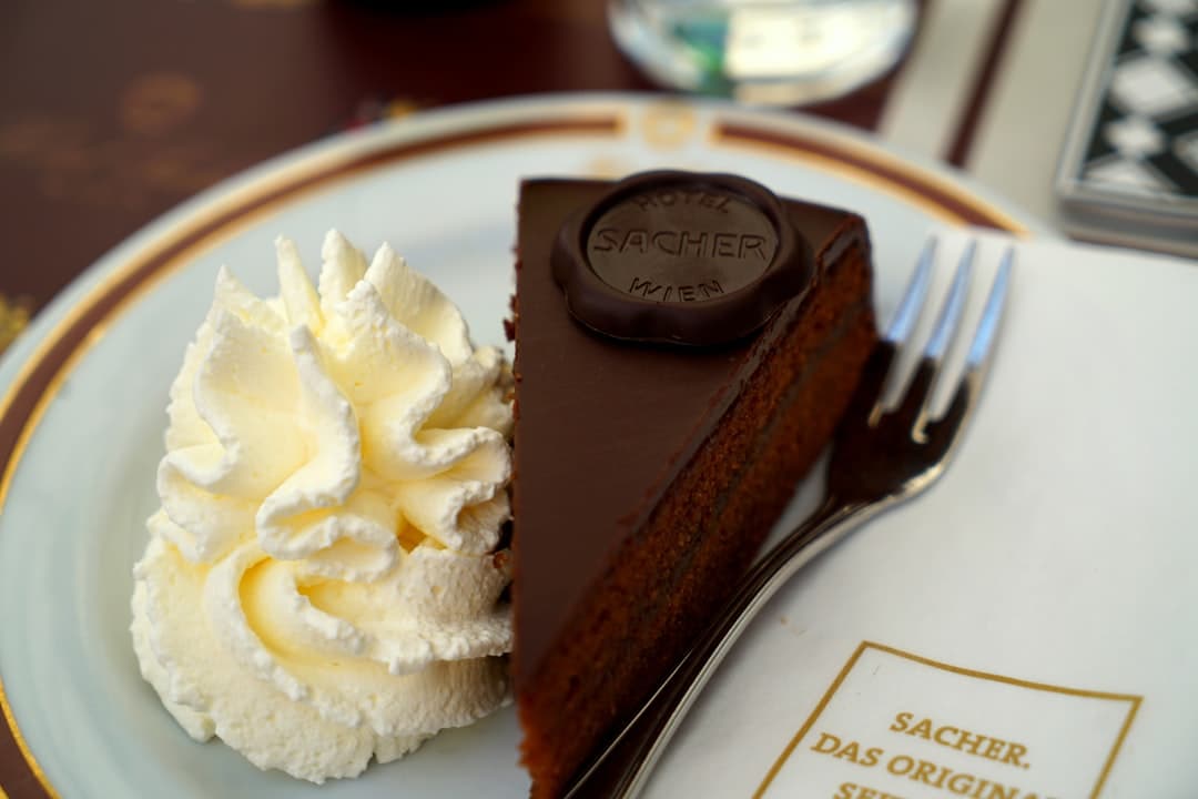 Autentyczny tort Sachera z Hotelu Sacher, bita śmietana.