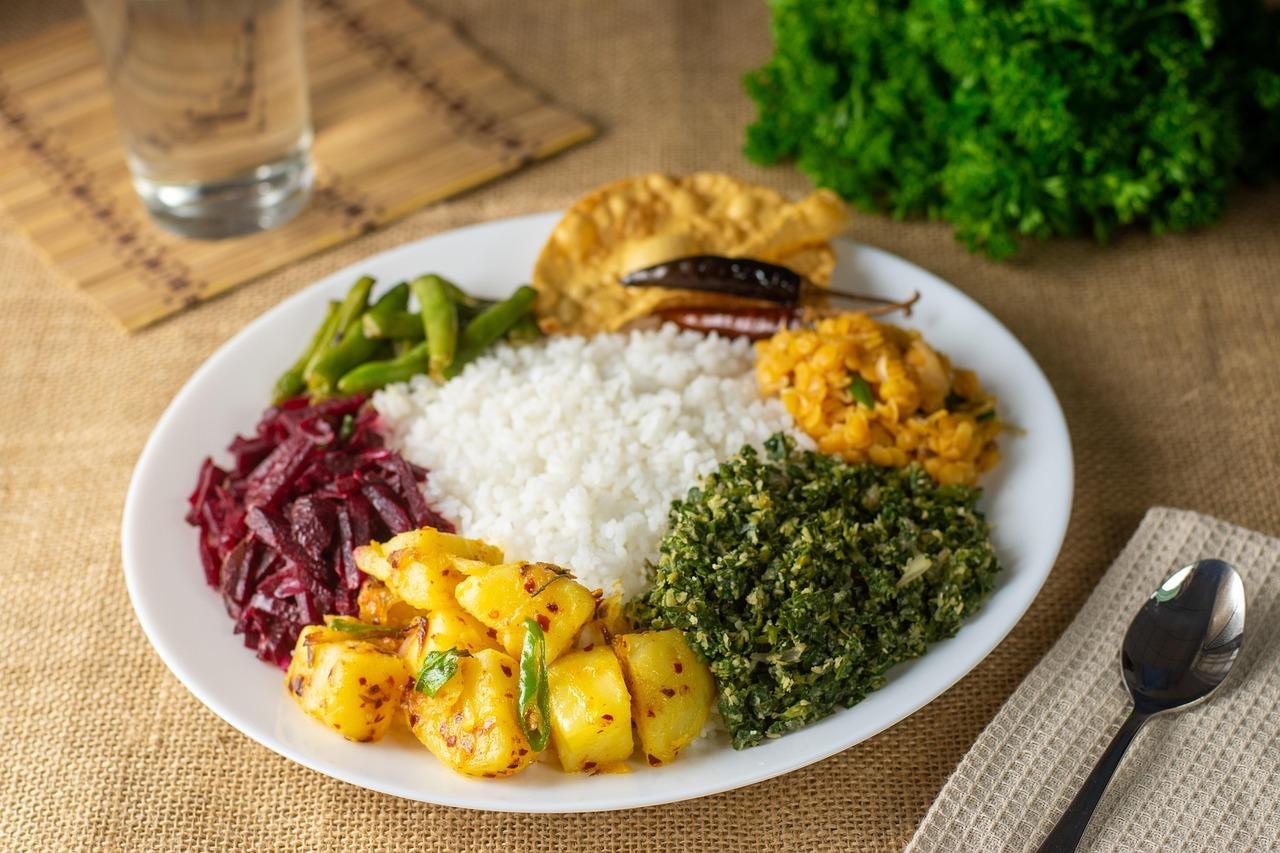 Kolorowy, tradycyjny posiłek Sri Lanki: ryż i curry.