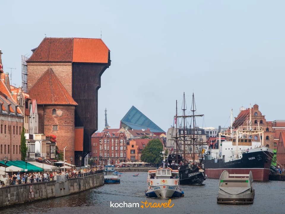 Gdańsk, Motława, Żuraw, zabytkowe kamienice, statki, promenada