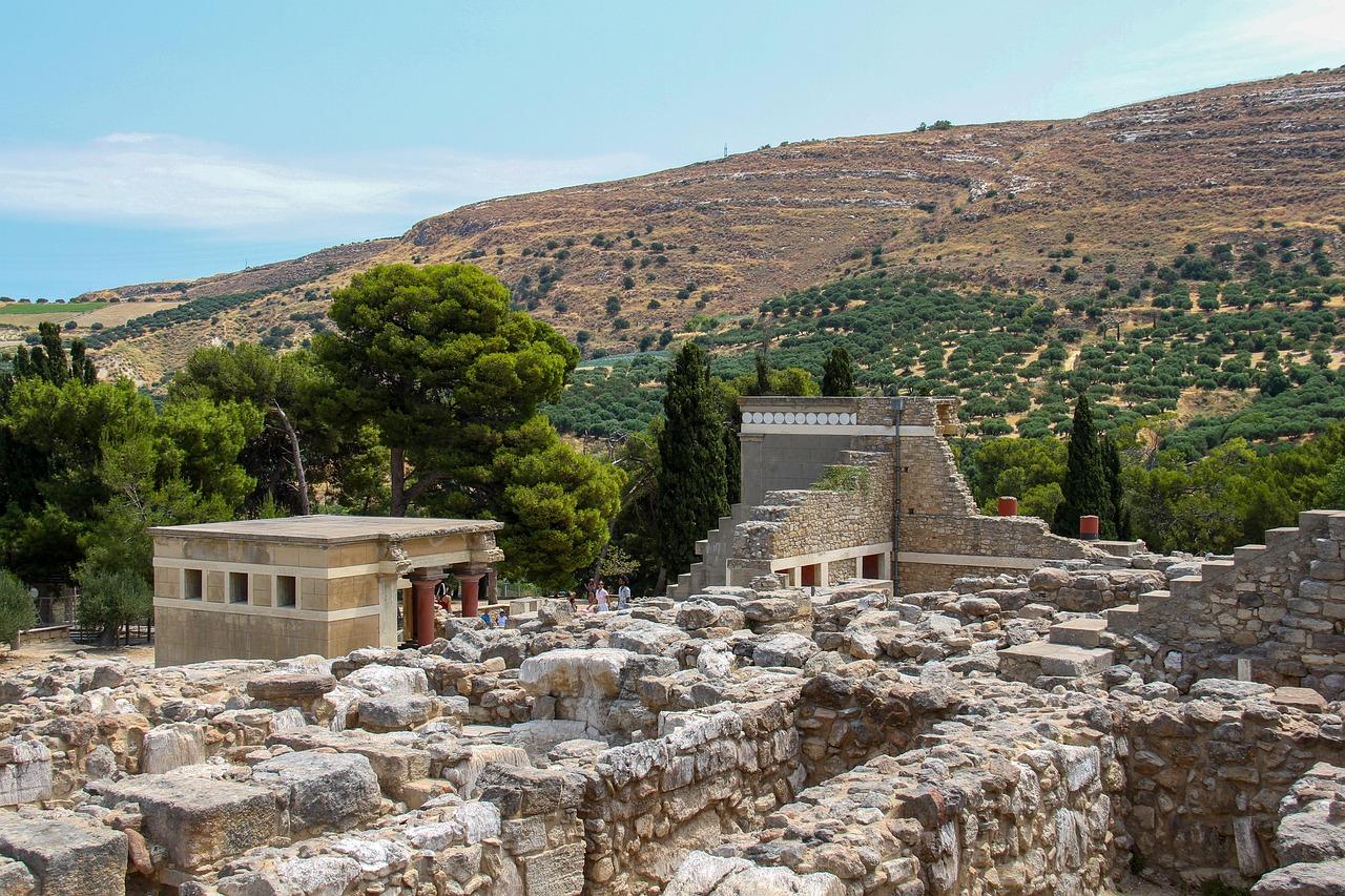 Knossos: starożytne ruiny pałacu, Kreta, gaje oliwne, błękitne niebo.