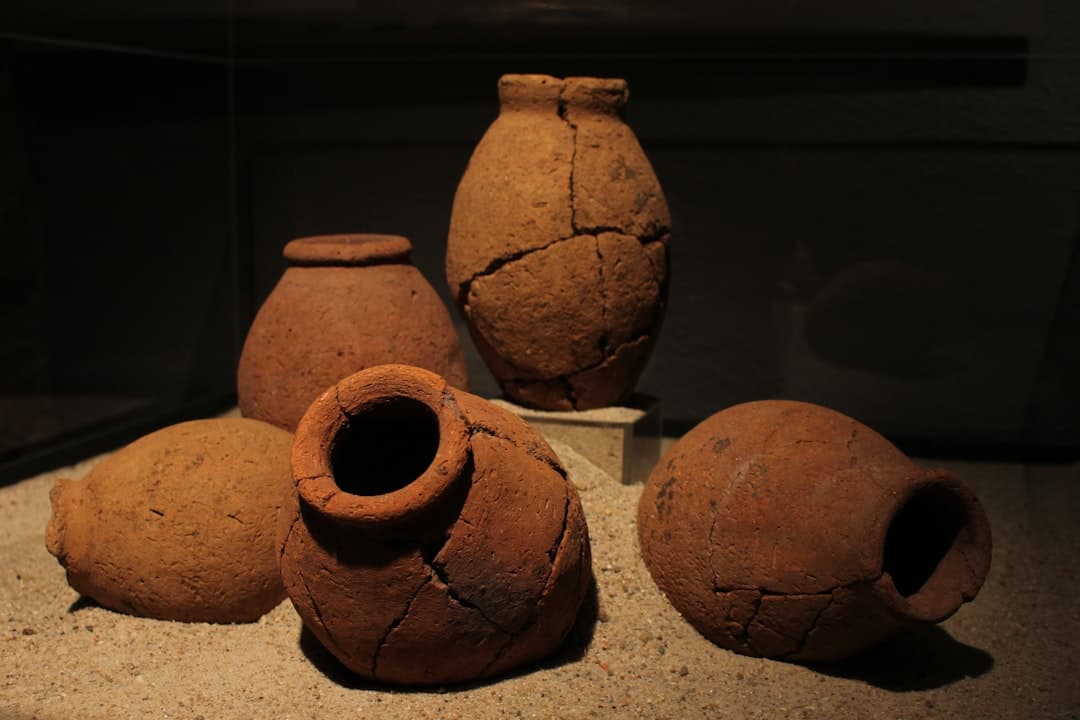 Archeologiczne naczynia z terakoty na wystawie muzealnej.