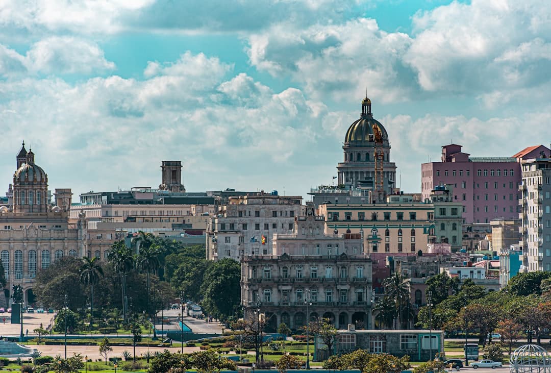 Panorama Hawany z Kapitolem, zabytkową architekturą i zielenią.