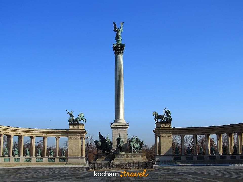 Plac Bohaterów w Budapeszcie, Pomnik Tysiąclecia, słoneczny zimowy dzień.