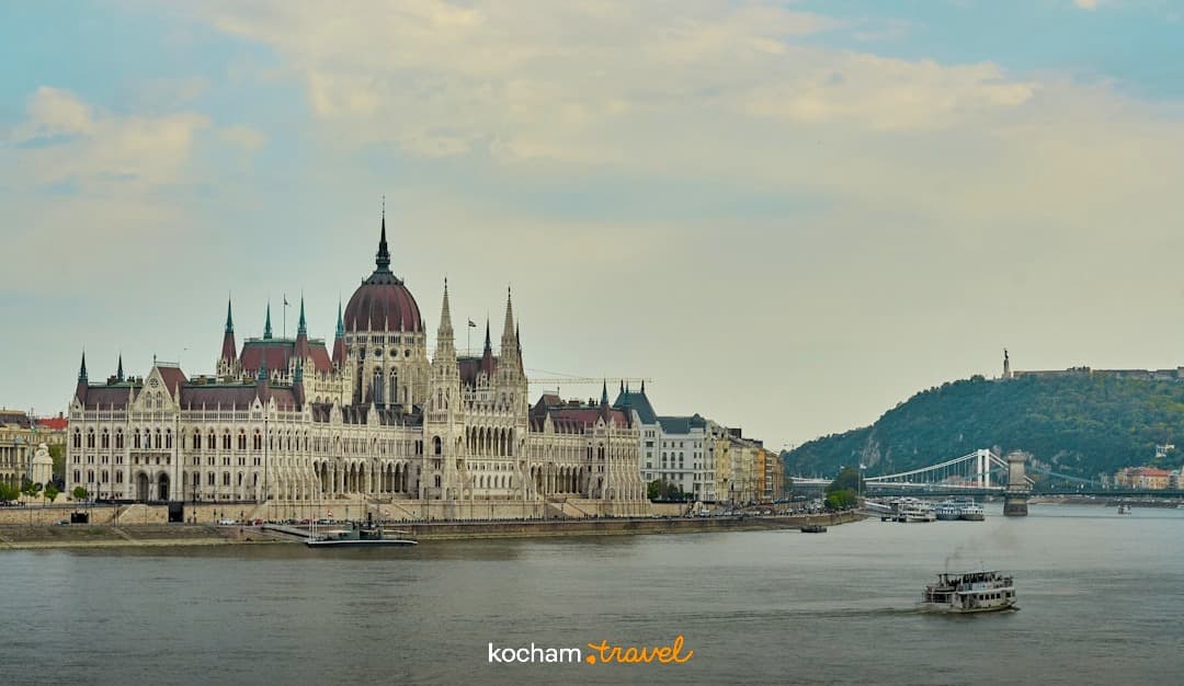 Budapeszt, Parlament Węgier, rzeka Dunaj, most, łódź turystyczna.