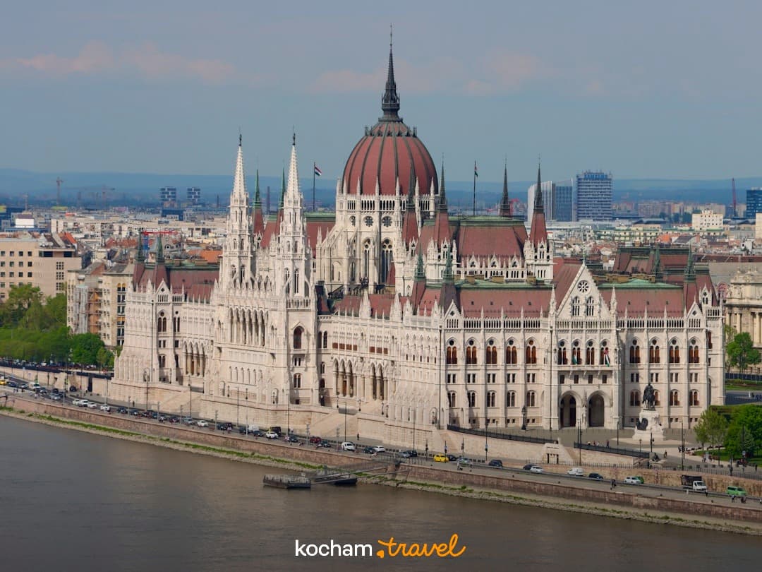 Parlament Węgierski w Budapeszcie nad Dunajem, zabytkowa architektura.