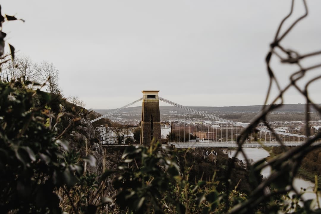 Most Wiszący Clifton w Bristolu, widok na miasto i wąwóz.