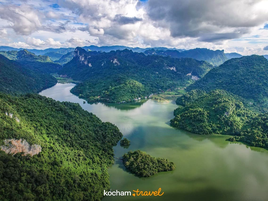 Bujne zielone góry, jezioro, rzeka, malowniczy krajobraz.