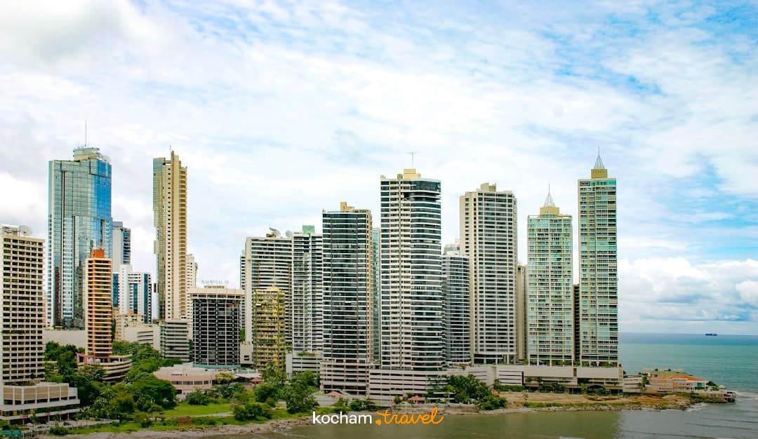 Nowoczesne wieżowce Panama City wzdłuż wybrzeża, panorama miejska.