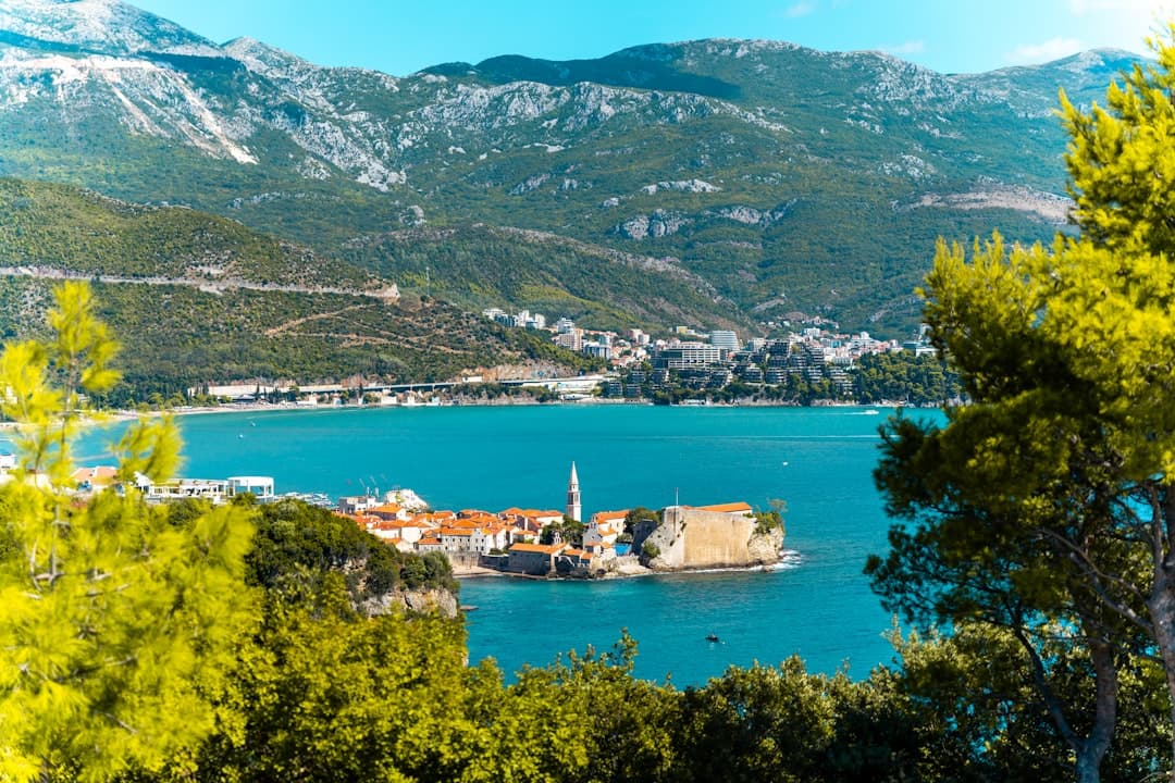 Stare Miasto Budva, Czarnogóra, turkusowa zatoka, śródziemnomorski krajobraz.