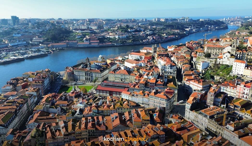 Widok panoramiczny Porto, Portugalia, rzeka Douro, historyczna architektura, dachy.