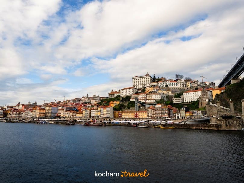 Panorama Porto, rzeka Douro, most, kolorowe budynki, historyczne miasto
