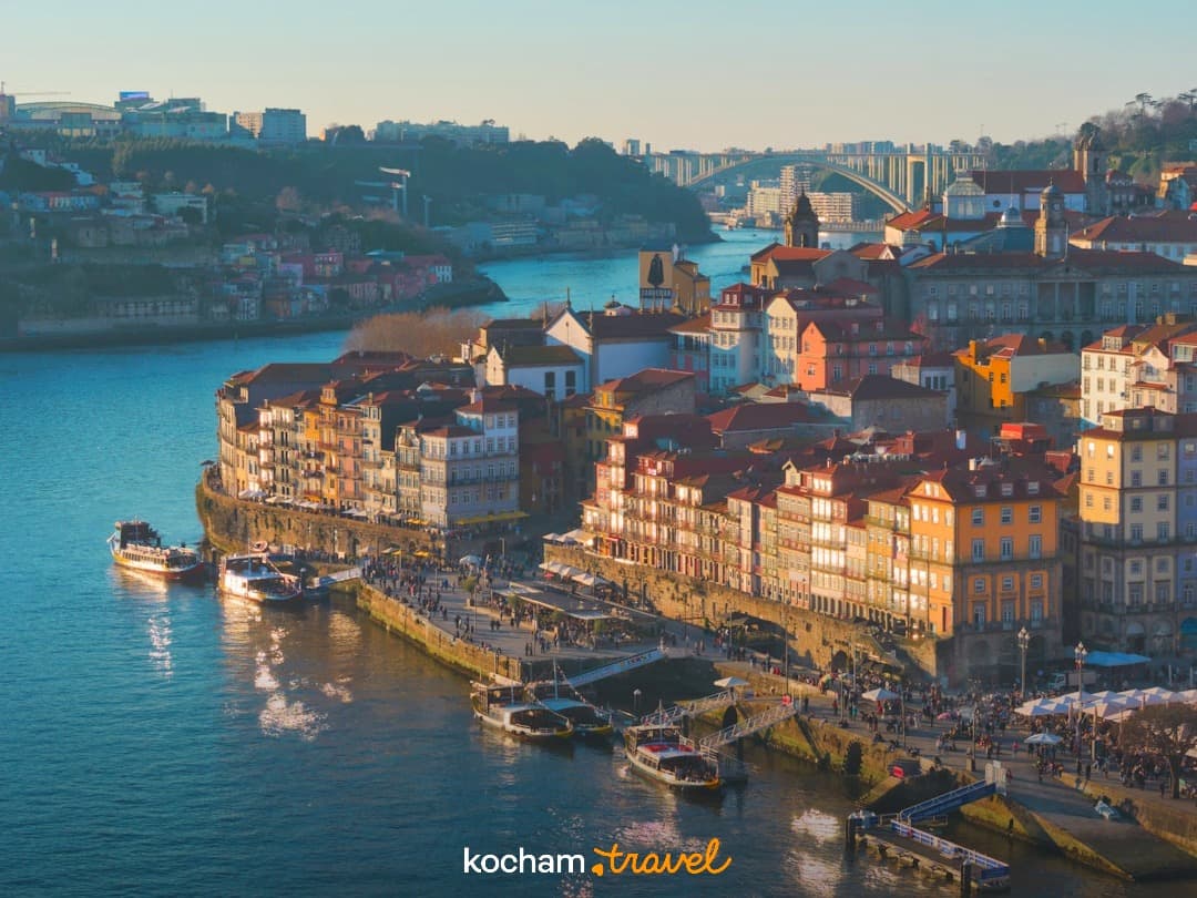 Porto Portugalia, kolorowe kamienice nad rzeką Douro o zachodzie słońca