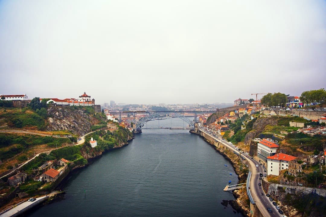 Panoramiczny widok na Porto, rzekę Douro i most Dom Luís I.