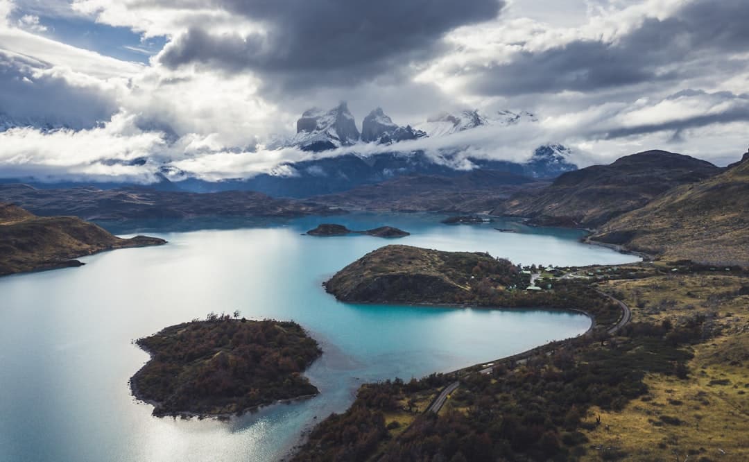Widok na jezioro Pehoe i ośnieżone szczyty Torres del Paine.