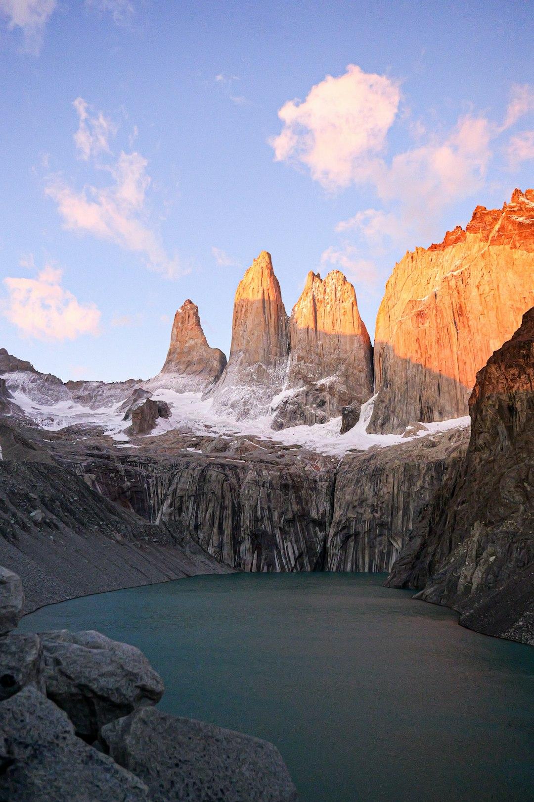 Majestatyczne szczyty Torres del Paine, jezioro lodowcowe, wschód słońca