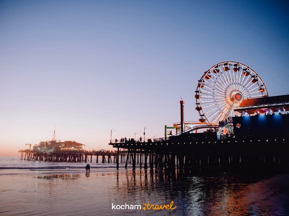 Molo Santa Monica, oświetlony diabelski młyn, zachód słońca, plaża