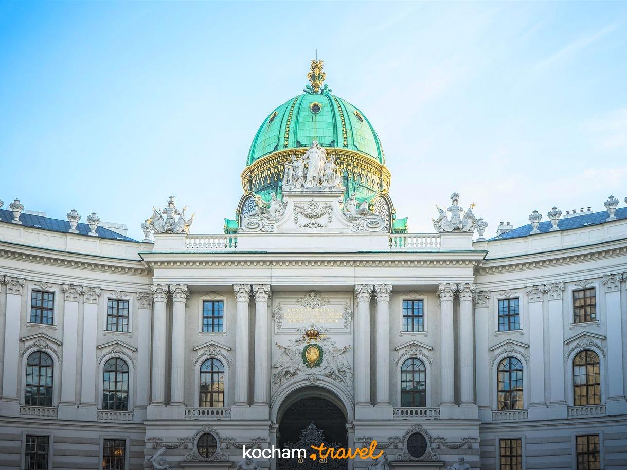 Pałac Hofburg Wiedeń, zielona kopuła, barokowa fasada, jasny dzień
