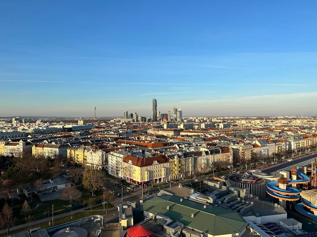 Panoramiczny widok na Wiedeń, nowoczesne wieżowce, historyczne budynki.