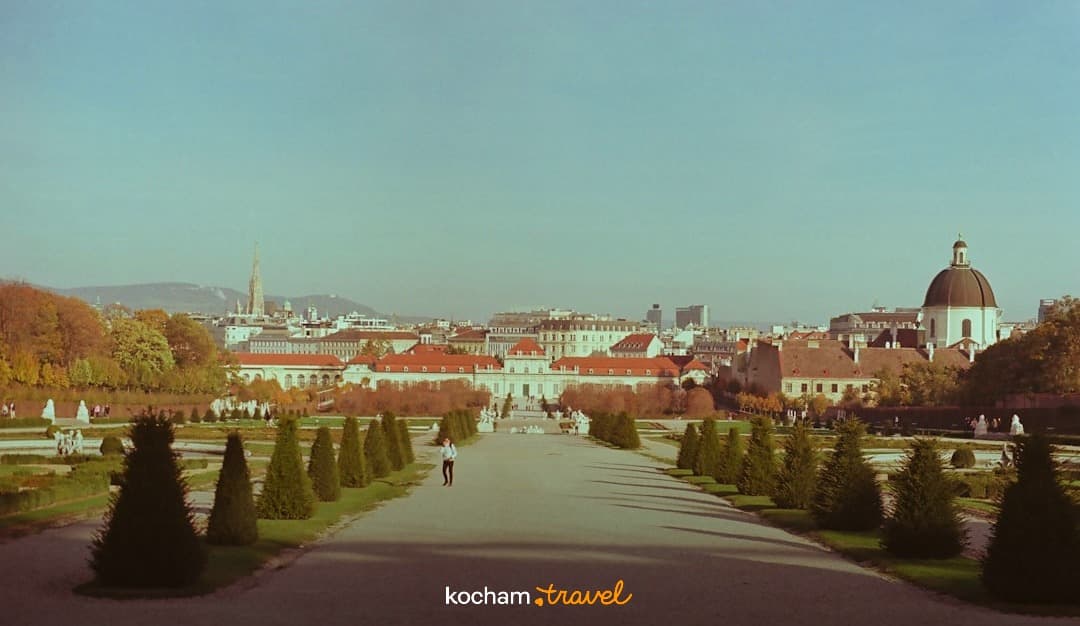 Ogrody Pałacu Belvedere, panorama Wiednia z katedrą, słoneczny dzień.