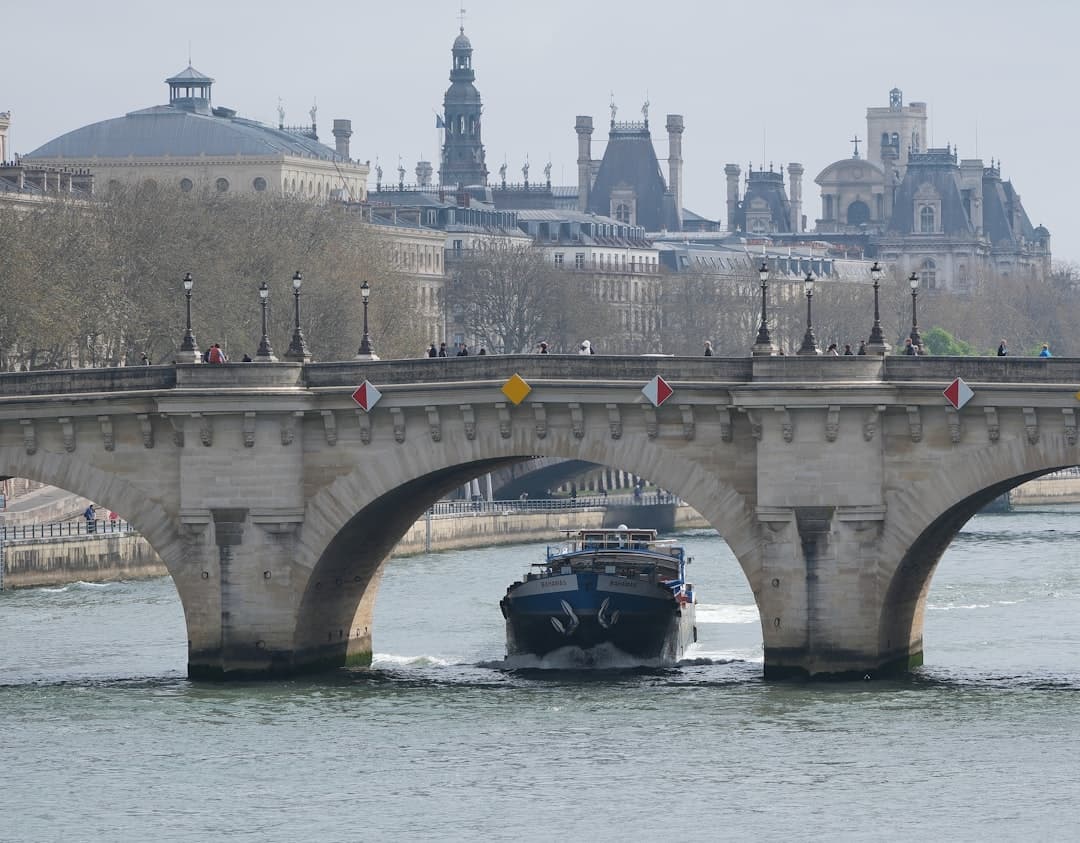 Paryski most Pont Neuf, barka na Sekwanie, zabytkowe budynki.