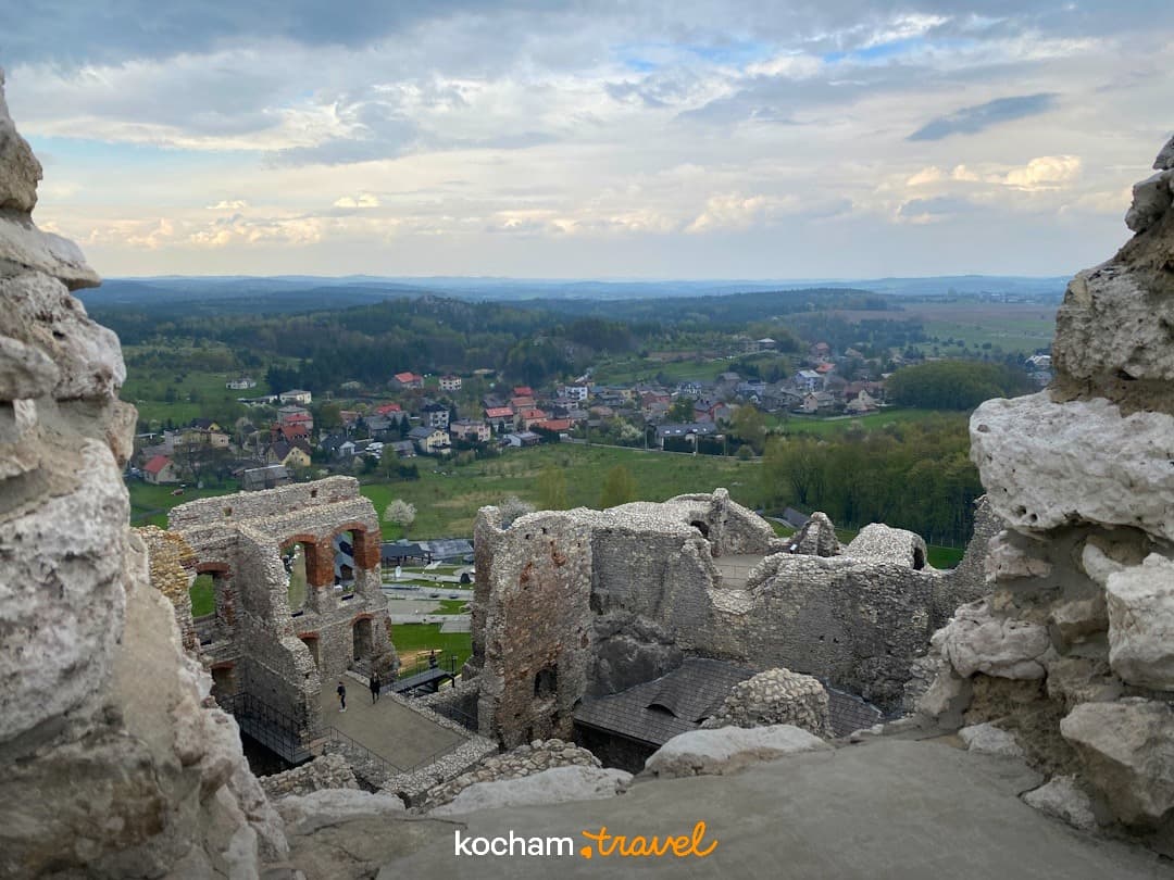 Ruiny zamku Ogrodzieniec, panorama wioski i zielonej doliny.