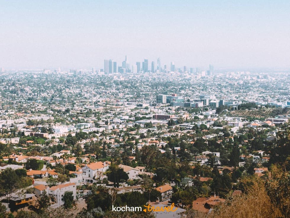 Słoneczna panorama Los Angeles, miejski krajobraz z wieżowcami.