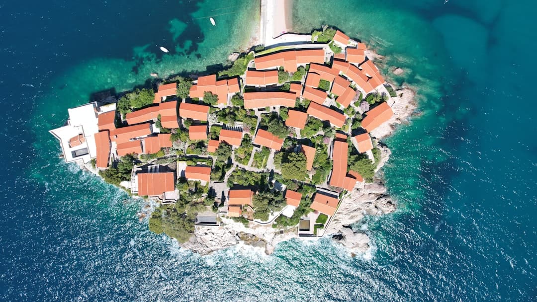 Malownicza wyspa Sveti Stefan z czerwonymi dachami i turkusowym morzem
