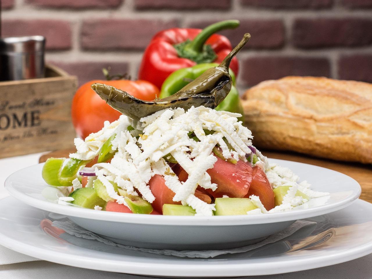 Świeża sałatka szopska z serem feta, pomidorami, ogórkami i papryką chili.