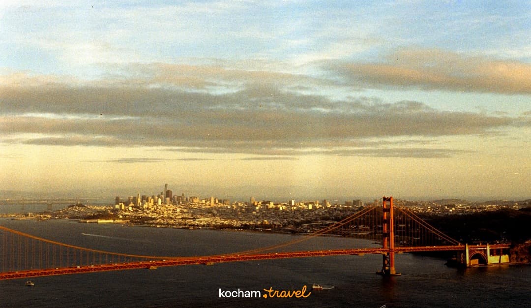 Most Golden Gate, panorama San Francisco, zatoka, miasto, ciepłe światło.