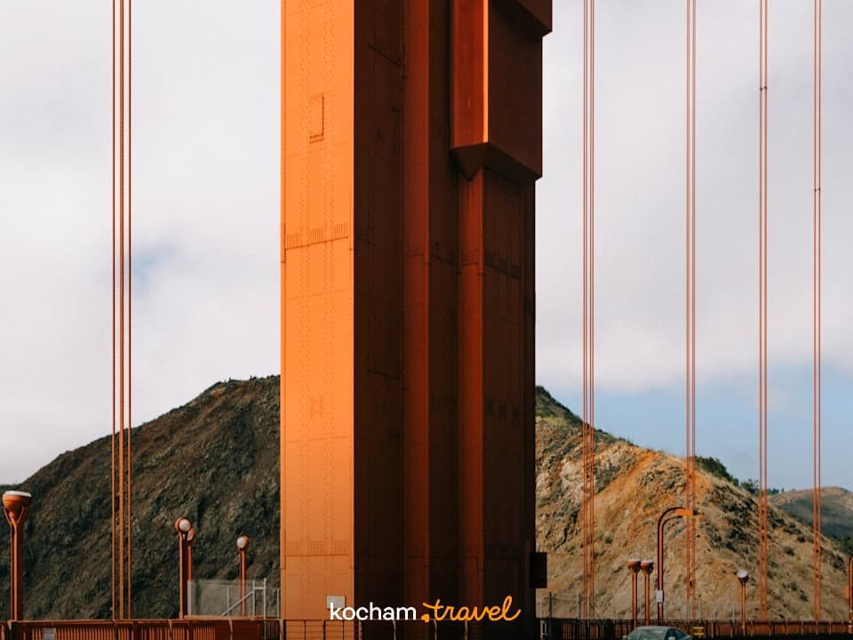 Ikoniczna pomarańczowa wieża mostu Golden Gate w jasnym słońcu