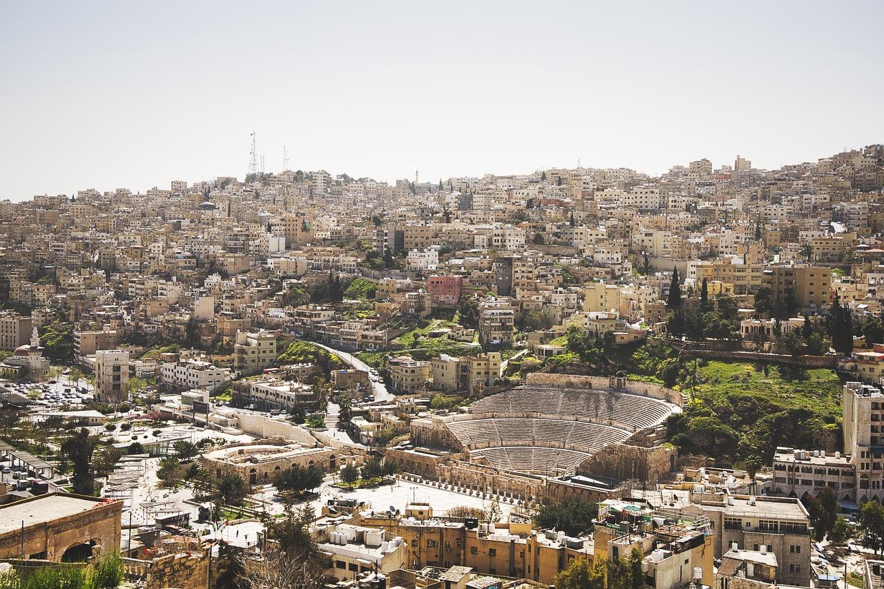 Panoramę Ammanu, Jordanii, z rzymskim teatrem i gęstą zabudową na wzgórzach