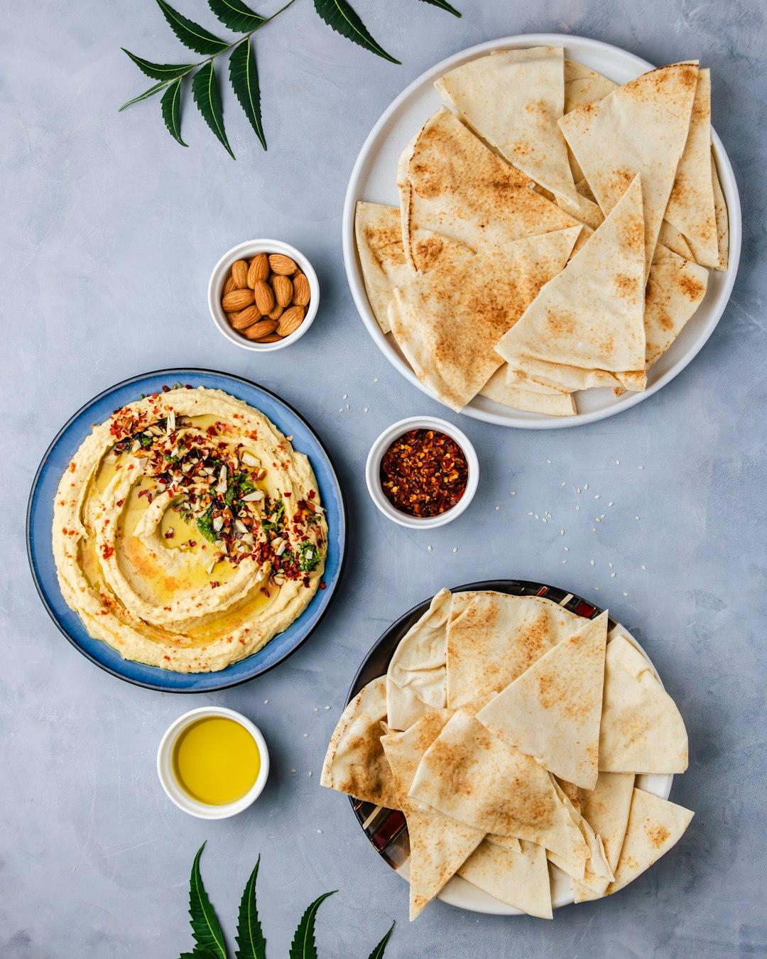 Aromatyczny hummus z oliwą, pitą, migdałami i pikantnymi przyprawami.