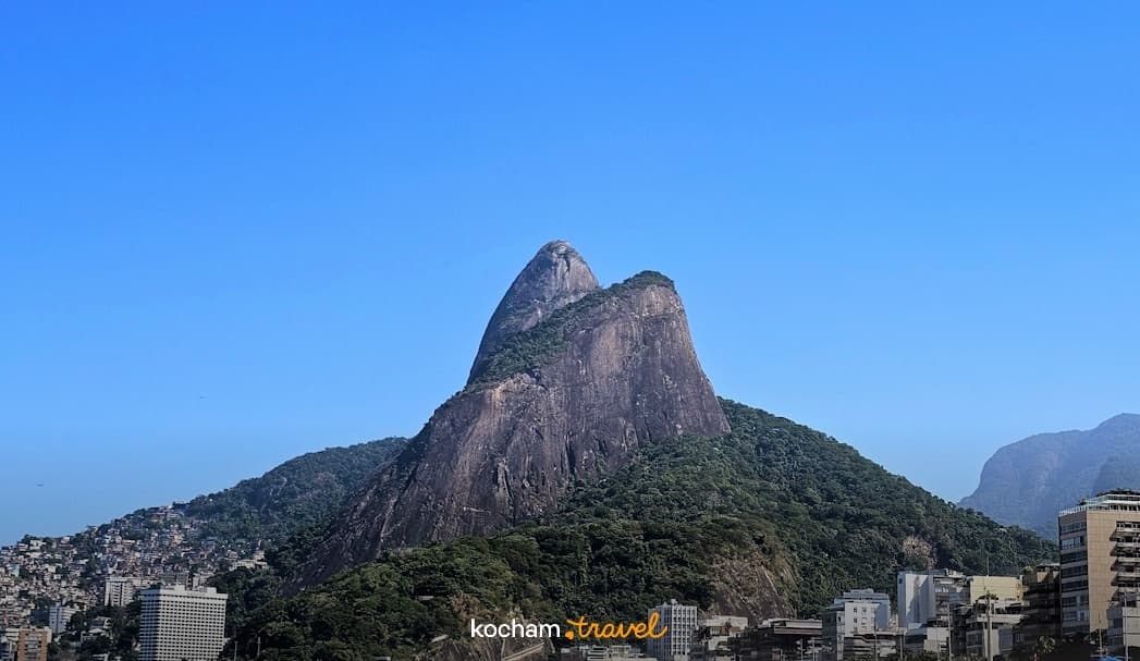 Góra Dois Irmãos, Rio de Janeiro, miejski krajobraz, favela, błękitne niebo.
