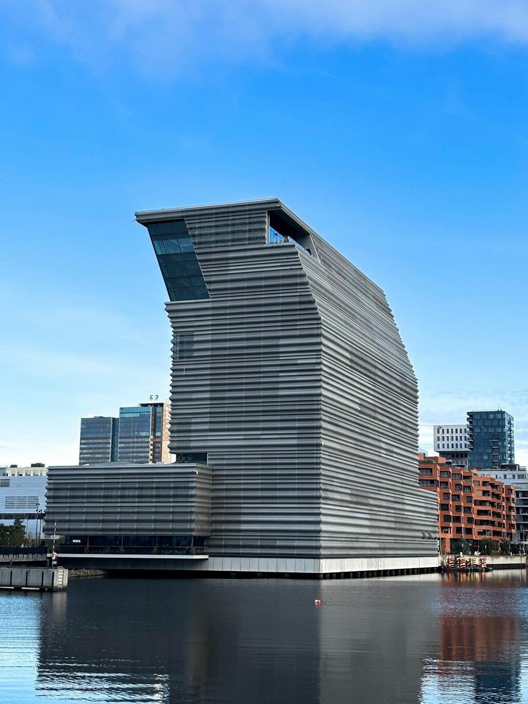 Nowoczesna szara architektura Muzeum MUNCH w Oslo nad wodą.