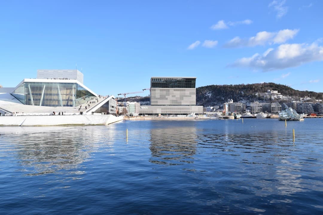 Nowoczesna architektura Oslo, Opera, Muzeum Muncha, fiord, zimowy krajobraz.